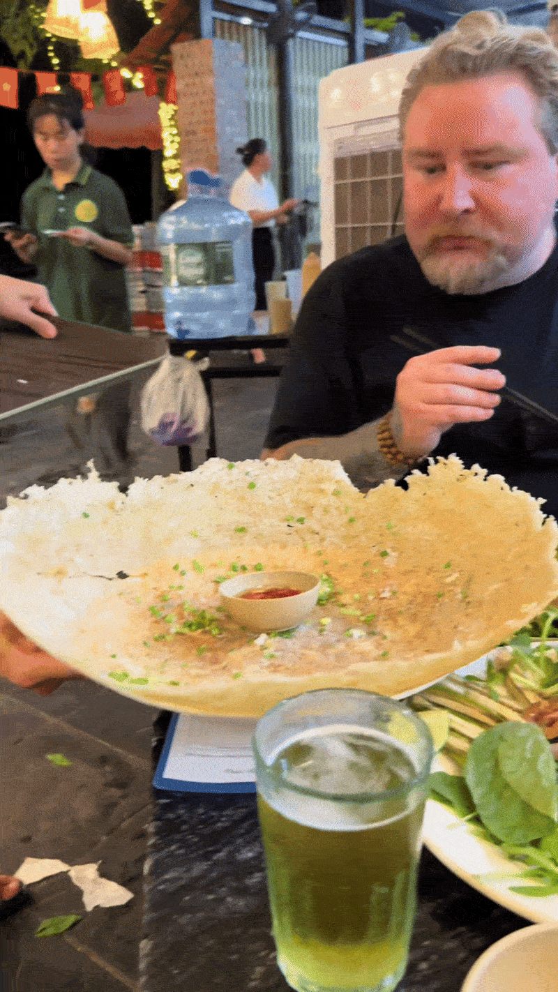 Khách Tây trầm trồ trước món đặc sản bình dân Việt Nam, nhận xét: "Đây là đồ ăn ngon nhất tôi từng ăn"- Ảnh 1.