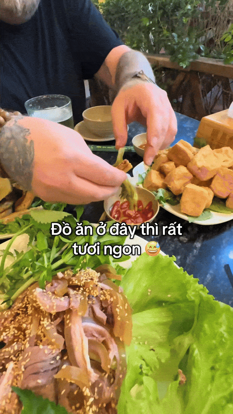 Khách Tây trầm trồ trước món đặc sản bình dân Việt Nam, nhận xét: "Đây là đồ ăn ngon nhất tôi từng ăn"- Ảnh 2.