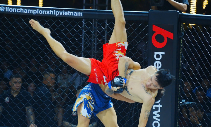 Võ sĩ Trung Quốc quật ngã, khóa cổ khiến cựu 'Thần võ' Việt Nam phải xin thua- Ảnh 1.