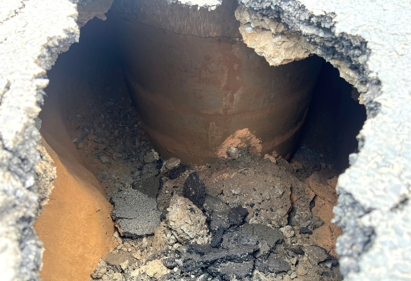 Xuất hiện ‘hố tử thần’ trên đường ở TPHCM- Ảnh 1.