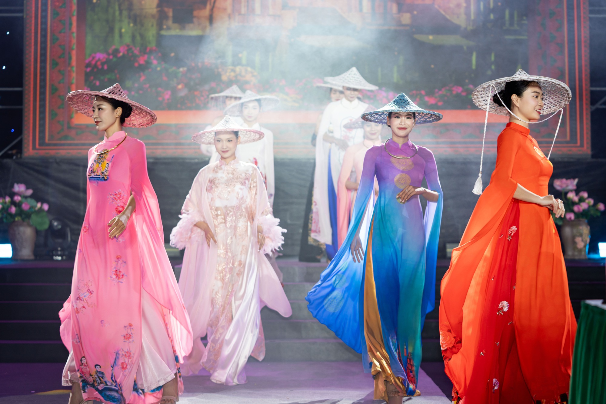 Bộ sưu tập của NTK Vũ Thảo Giang gây ấn tượng tại Lễ hội Áo dài Du lịch 2025- Ảnh 3. Bộ sưu tập của NTK Vũ Thảo Giang gây ấn tượng tại Lễ hội Áo dài Du lịch 2025- Ảnh 3.