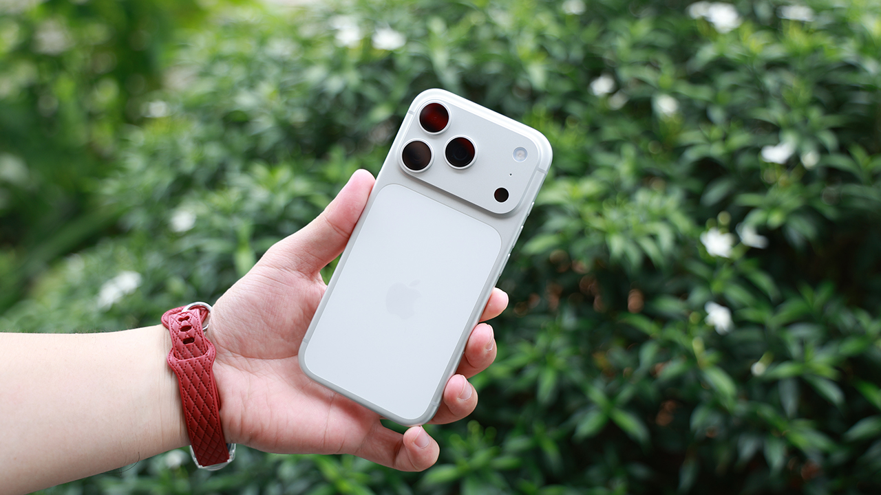 Thị trường iPhone 'loạn giá' cuối 2025: Giá iPhone 17 giảm mạnh, nhiều mẫu iPhone cũ giảm sâu chưa từng có- Ảnh 2.