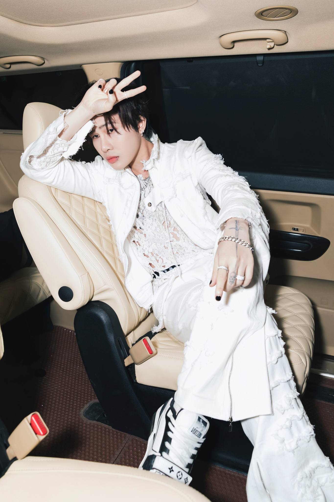 Nam ca sĩ Việt chi gần 6 tỷ đồng để được gặp riêng một người vài phút: Bê bối đời tư, bị cấm biểu diễn- Ảnh 1. Nam ca sĩ Việt chi gần 6 tỷ đồng để được gặp riêng một người vài phút: Bê bối đời tư, bị cấm biểu diễn- Ảnh 1.