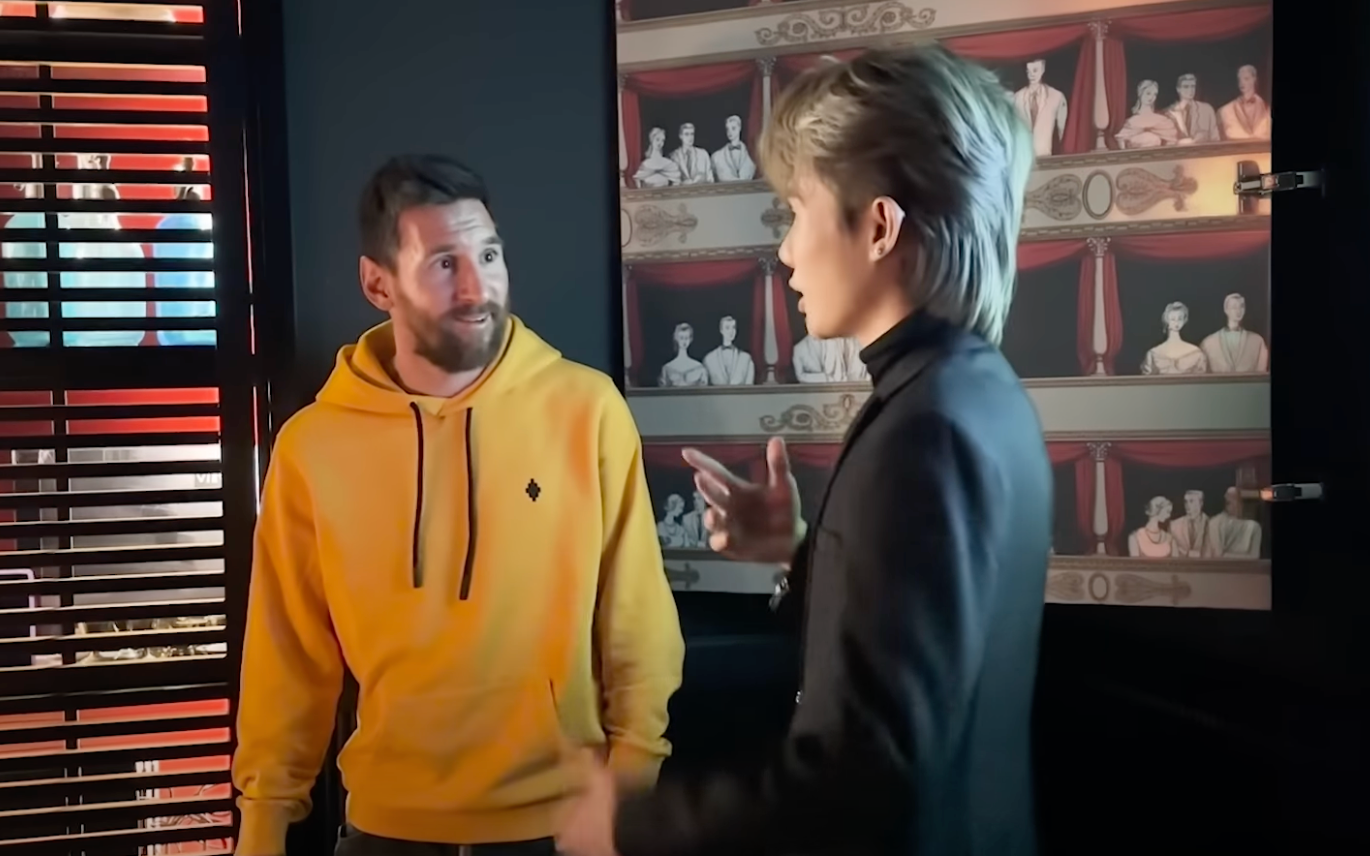 Nam ca sĩ Việt chi gần 6 tỷ đồng để được gặp riêng một người vài phút: Bê bối đời tư, bị cấm biểu diễn- Ảnh 4. Nam ca sĩ Việt chi gần 6 tỷ đồng để được gặp riêng một người vài phút: Bê bối đời tư, bị cấm biểu diễn- Ảnh 4.