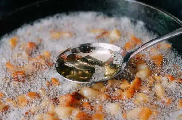 Người phụ nữ 52 tuổi mắc ung thư dạ dày vì loại dầu ăn có trong bếp nhiều gia đình- Ảnh 1.