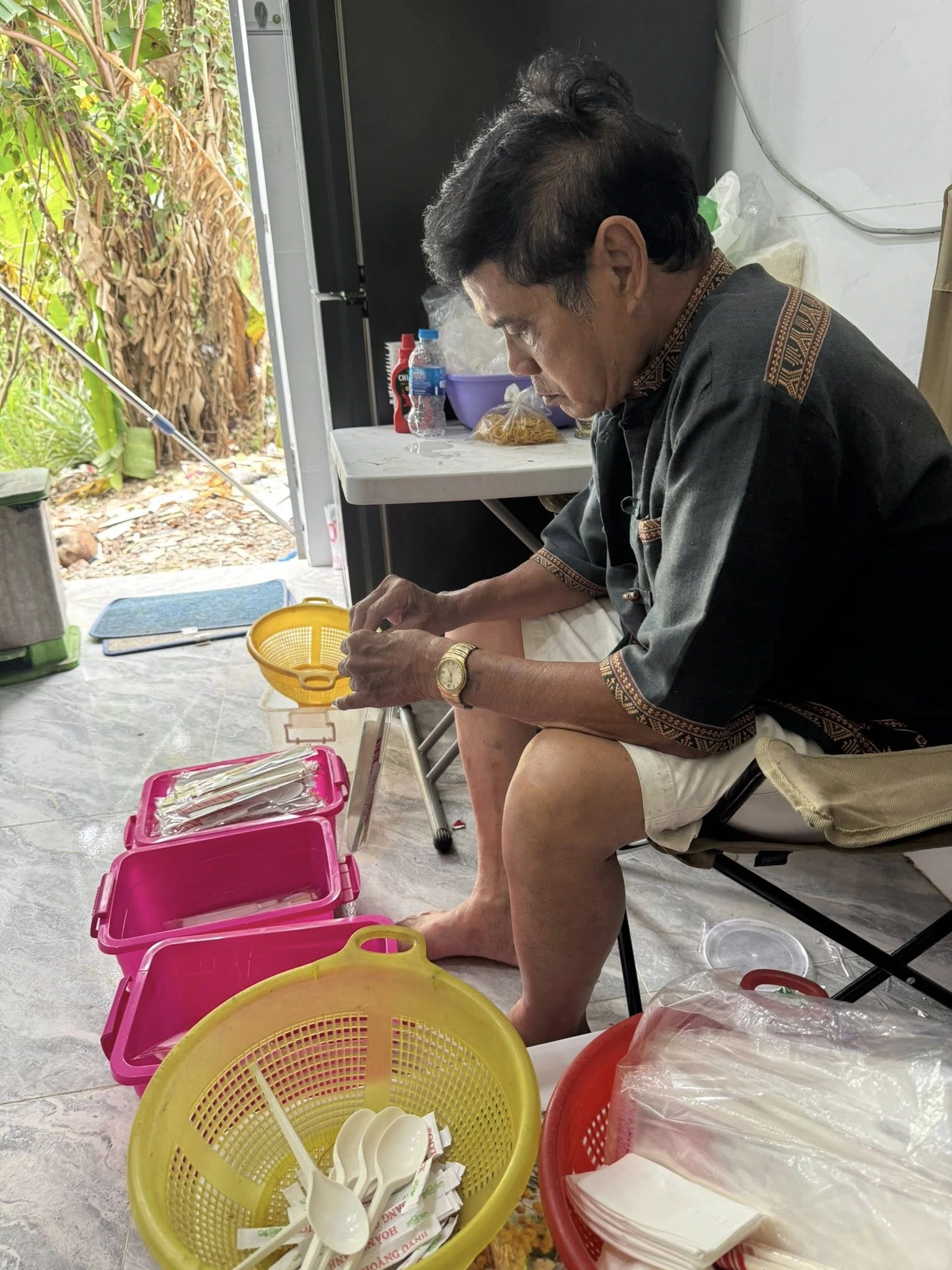 Ngôi sao đình đám một thời: Ngoài 70 tuổi vẫn ở tạm đất của người thân, bệnh tật, phụ vợ bán hàng online- Ảnh 5. Ngôi sao đình đám một thời: Ngoài 70 tuổi vẫn ở tạm đất của người thân, bệnh tật, phụ vợ bán hàng online- Ảnh 5.