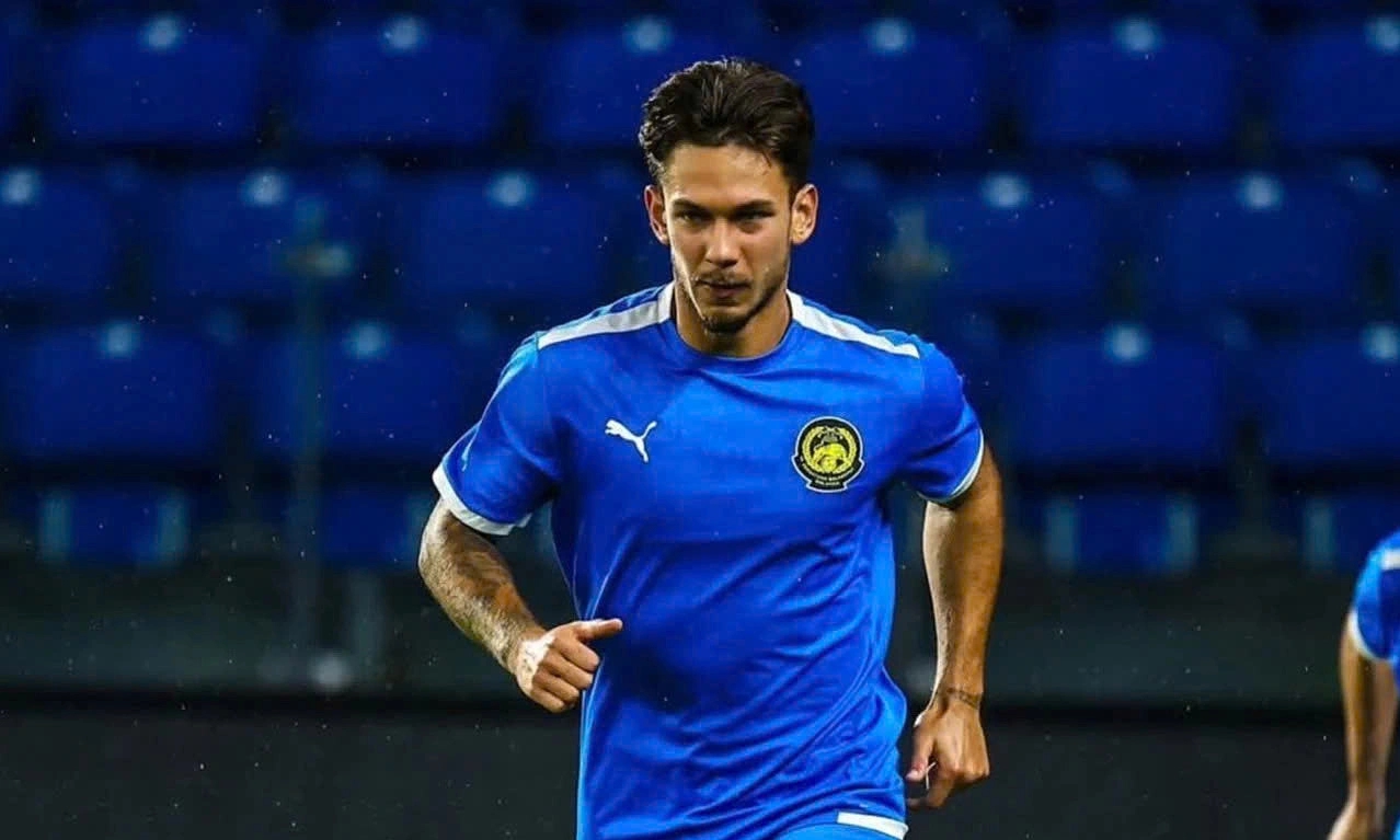 Cầu thủ nhập tịch Malaysia nhận tin sốc: Bị 2 đội bóng cắt hợp đồng cùng lúc, rơi vào cảnh thất nghiệp- Ảnh 1.