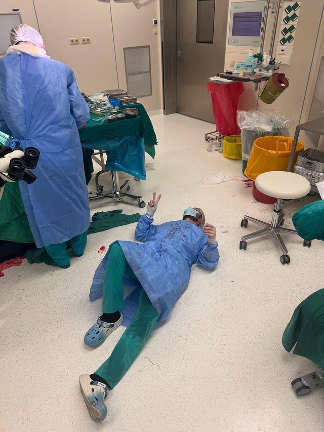 Bức ảnh 2 bác sĩ phẫu thuật nằm trên sàn phòng mổ lạnh lẽo viral khắp mạng- Ảnh 3.
