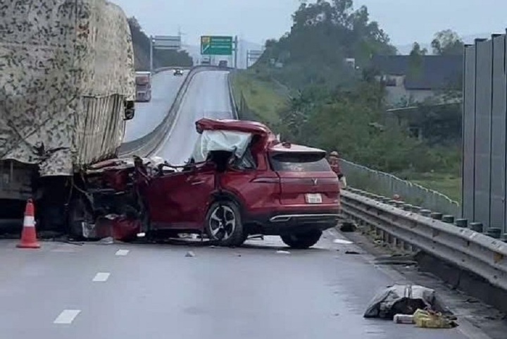 Ô tô va chạm với xe đầu kéo trên cao tốc ở Thanh Hóa, 4 người thương vong- Ảnh 1.
