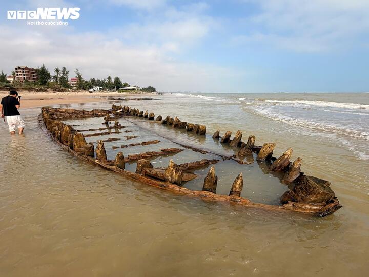 Cận cảnh tàu cổ 'lộ thiên' ven bờ biển Hội An sau mưa bão- Ảnh 2.