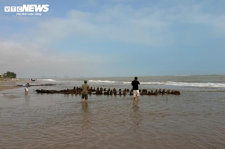 Cận cảnh tàu cổ 'lộ thiên' ven bờ biển Hội An sau mưa bão- Ảnh 7.