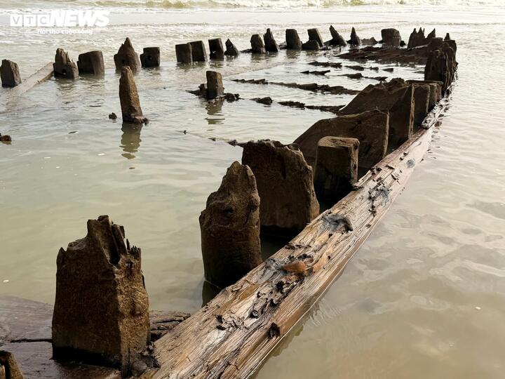 Cận cảnh tàu cổ 'lộ thiên' ven bờ biển Hội An sau mưa bão- Ảnh 3.