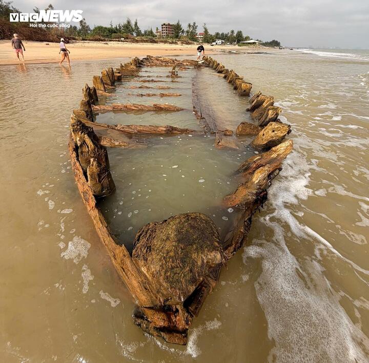 Cận cảnh tàu cổ 'lộ thiên' ven bờ biển Hội An sau mưa bão- Ảnh 5.