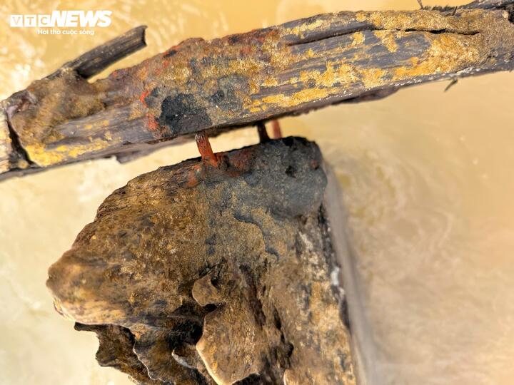 Cận cảnh tàu cổ 'lộ thiên' ven bờ biển Hội An sau mưa bão- Ảnh 6.