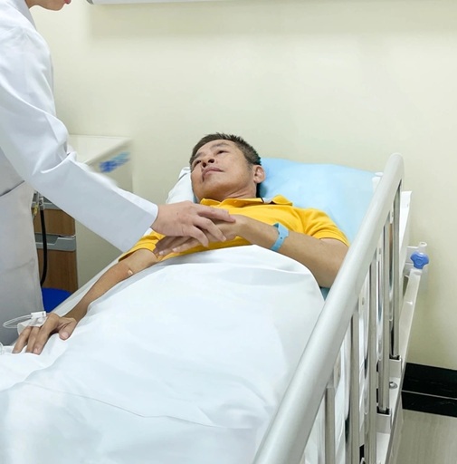 Nam nghệ sĩ bị tai biến, suy thận nặng, đồng nghiệp phải dìu đi vẫn khát khao 1 điều- Ảnh 3.