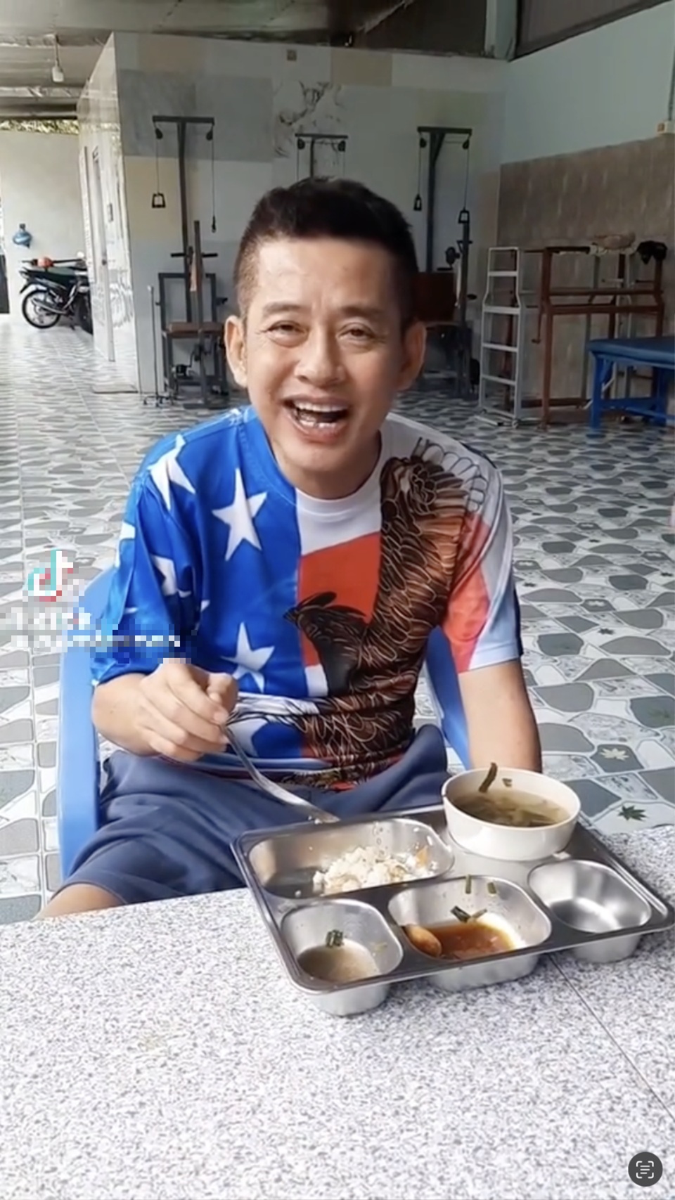 Nam nghệ sĩ bị tai biến, suy thận nặng, đồng nghiệp phải dìu đi vẫn khát khao 1 điều- Ảnh 8.