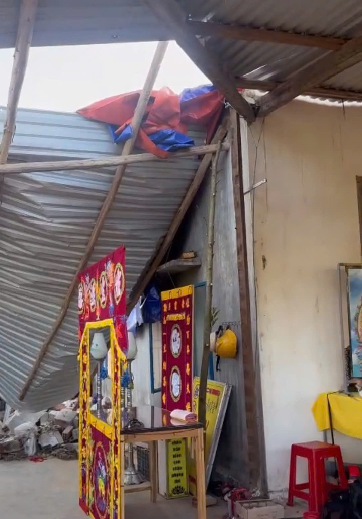 Vợ bất lực nhìn chồng bị tường đè tử vong trong cơn bão dữ- Ảnh 1.