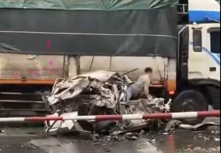 Ô tô nát bươm sau tai nạn, tài xế thoát chết thần kỳ, tự mở cửa chui ra ngoài- Ảnh 2.