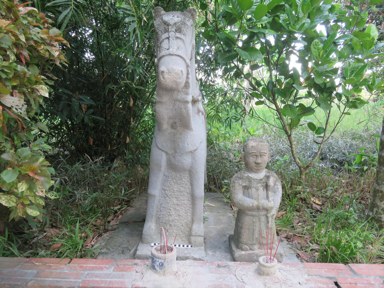 Cặp tượng cổ bị mất tại Đền Thần: Tìm thấy trong tình trạng mất phần đầu- Ảnh 2. Cặp tượng cổ bị mất tại Đền Thần: Tìm thấy trong tình trạng mất phần đầu- Ảnh 2.