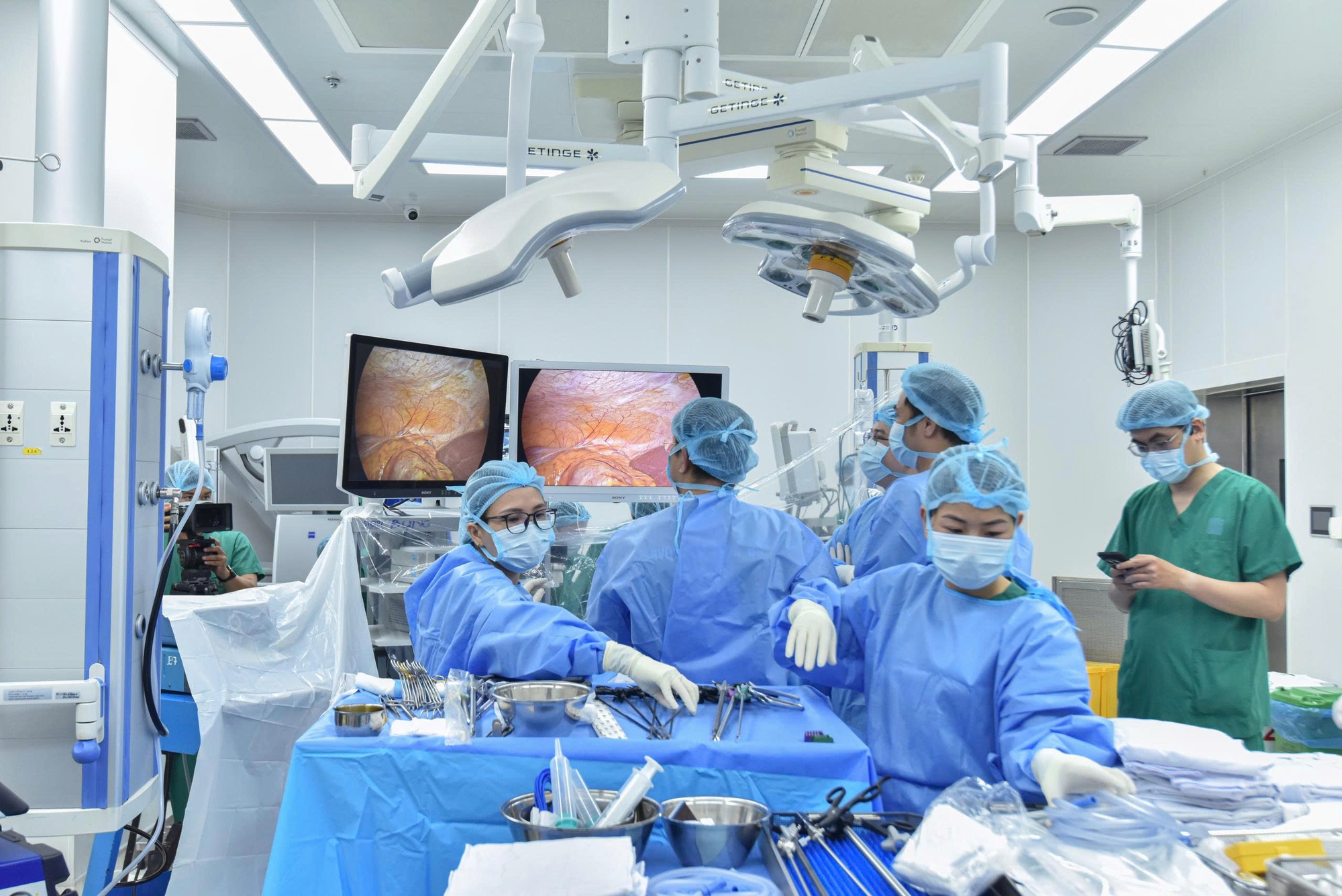 Bệnh viện Quân y 175 mổ thị phạm truyền hình trực tiếp về hai ca phẫu thuật lấy tạng ghép- Ảnh 3. Bệnh viện Quân y 175 mổ thị phạm truyền hình trực tiếp về hai ca phẫu thuật lấy tạng ghép- Ảnh 3.