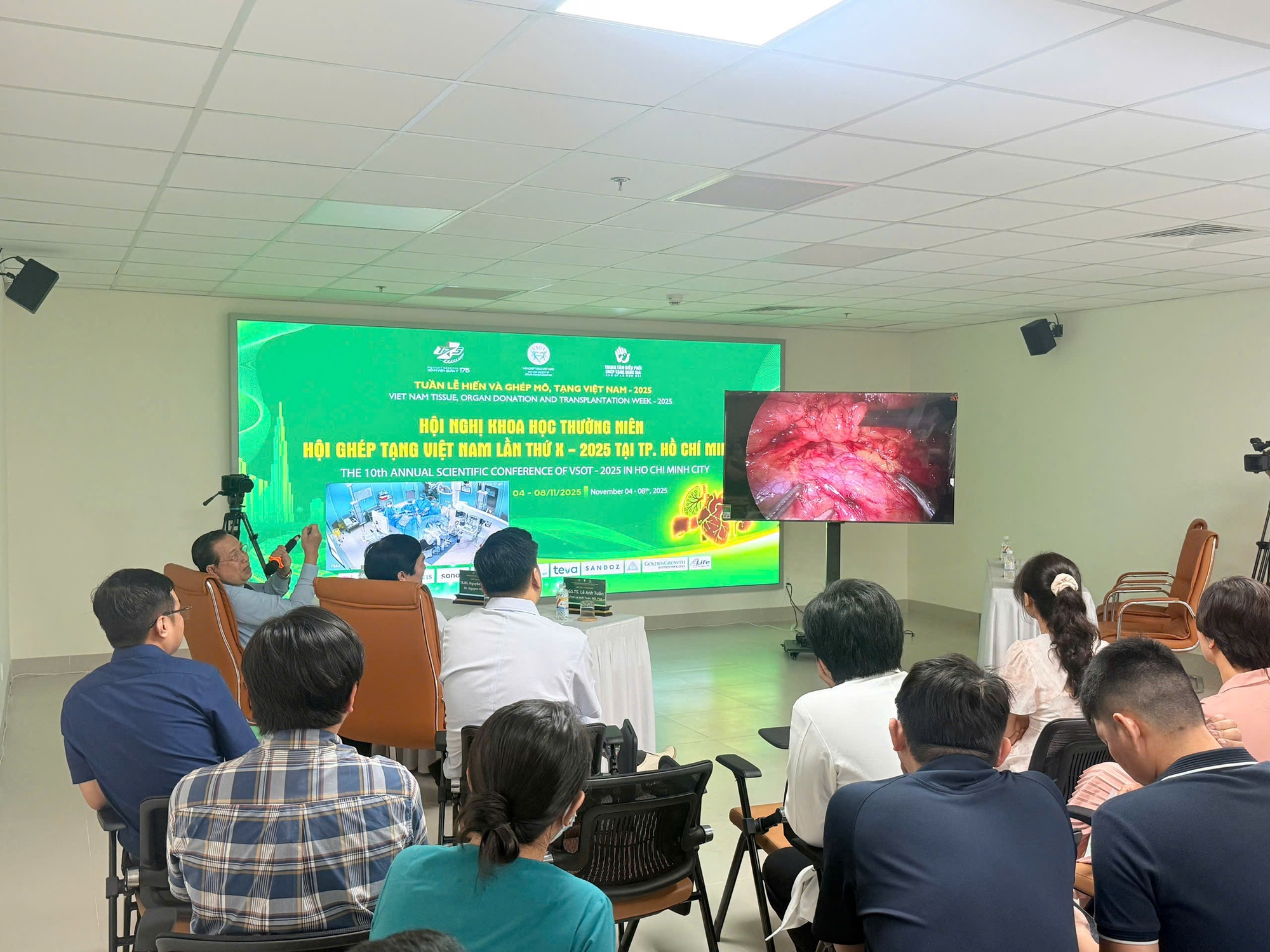 Bệnh viện Quân y 175 mổ thị phạm truyền hình trực tiếp về hai ca phẫu thuật lấy tạng ghép- Ảnh 1. Bệnh viện Quân y 175 mổ thị phạm truyền hình trực tiếp về hai ca phẫu thuật lấy tạng ghép- Ảnh 1.