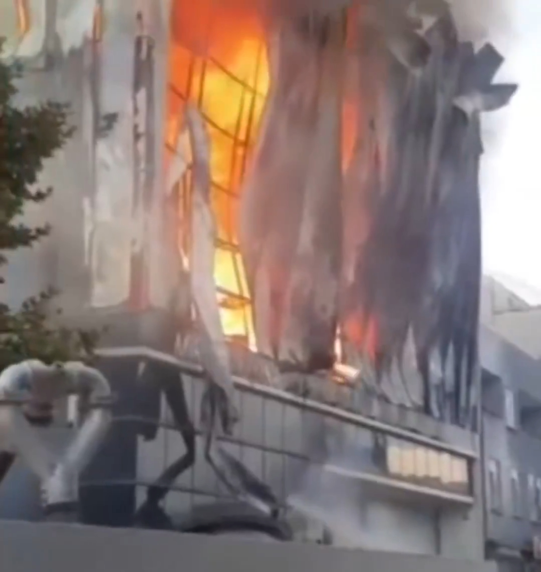 Cháy lớn ở kho nước hoa, hiện trường ám ảnh- Ảnh 2.