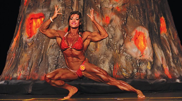 Thiếu nữ 17 tuổi hoá quái vật thể hình bắp tay cuồn cuộn, thân hình như tạc bằng thép- Ảnh 1.