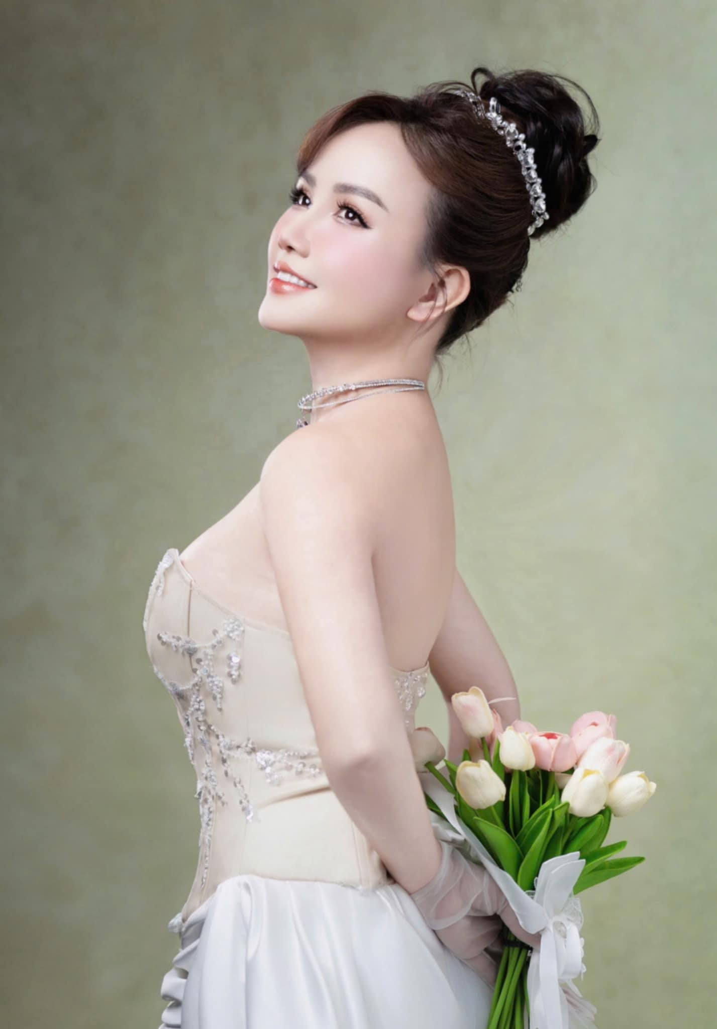 Bị mỉa mai có đến 4 đời chồng, sao nữ Vbiz: "Tôi có thể lấy 40 chồng nếu tôi thích"- Ảnh 3. Bị mỉa mai có đến 4 đời chồng, sao nữ Vbiz: "Tôi có thể lấy 40 chồng nếu tôi thích"- Ảnh 3.