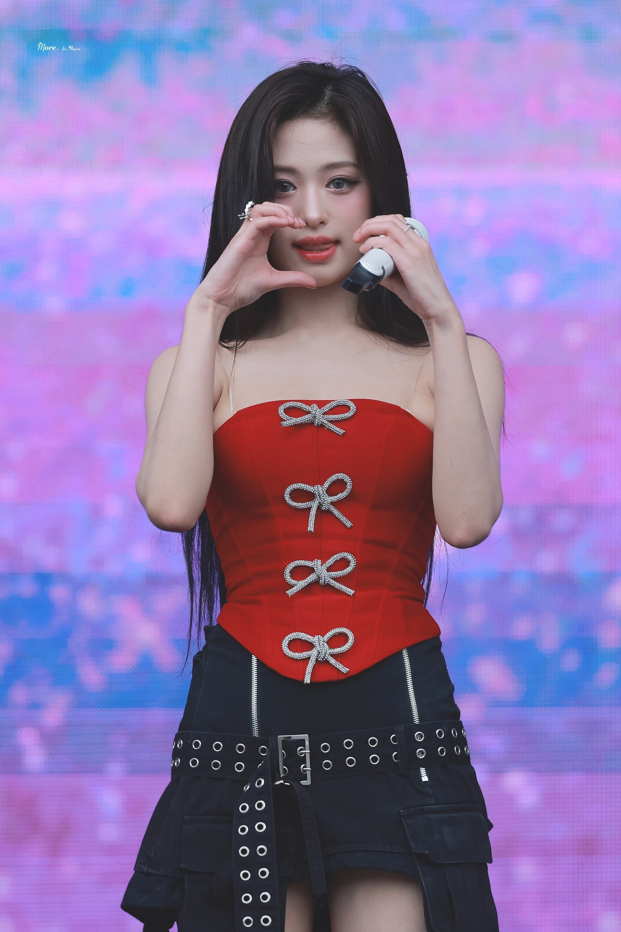 Lộ clip "tiểu Jennie" phát hoảng khi bị fan truy đuổi vây kín tại sân bay, hỏi 1 câu nghe mà xót- Ảnh 6. Lộ clip "tiểu Jennie" phát hoảng khi bị fan truy đuổi vây kín tại sân bay, hỏi 1 câu nghe mà xót- Ảnh 6.