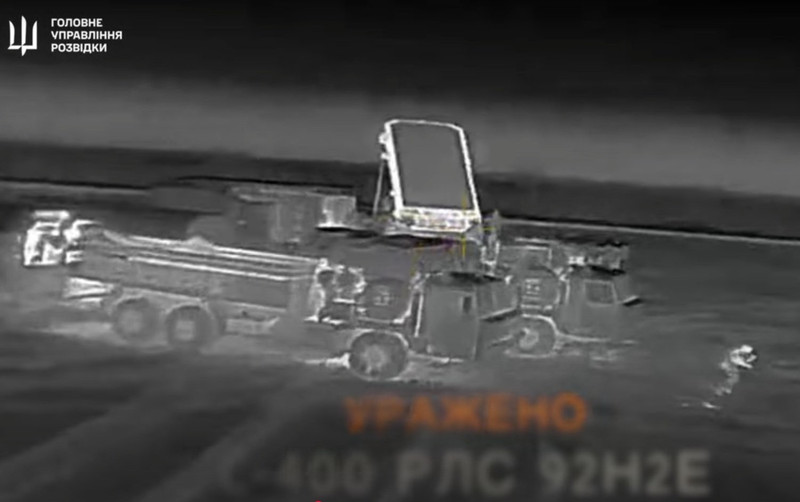 Hàng loạt tổ hợp phòng không S-400 và kho đạn tại Crimea bị phá hủy- Ảnh 7. Hàng loạt tổ hợp phòng không S-400 và kho đạn tại Crimea bị phá hủy- Ảnh 7.