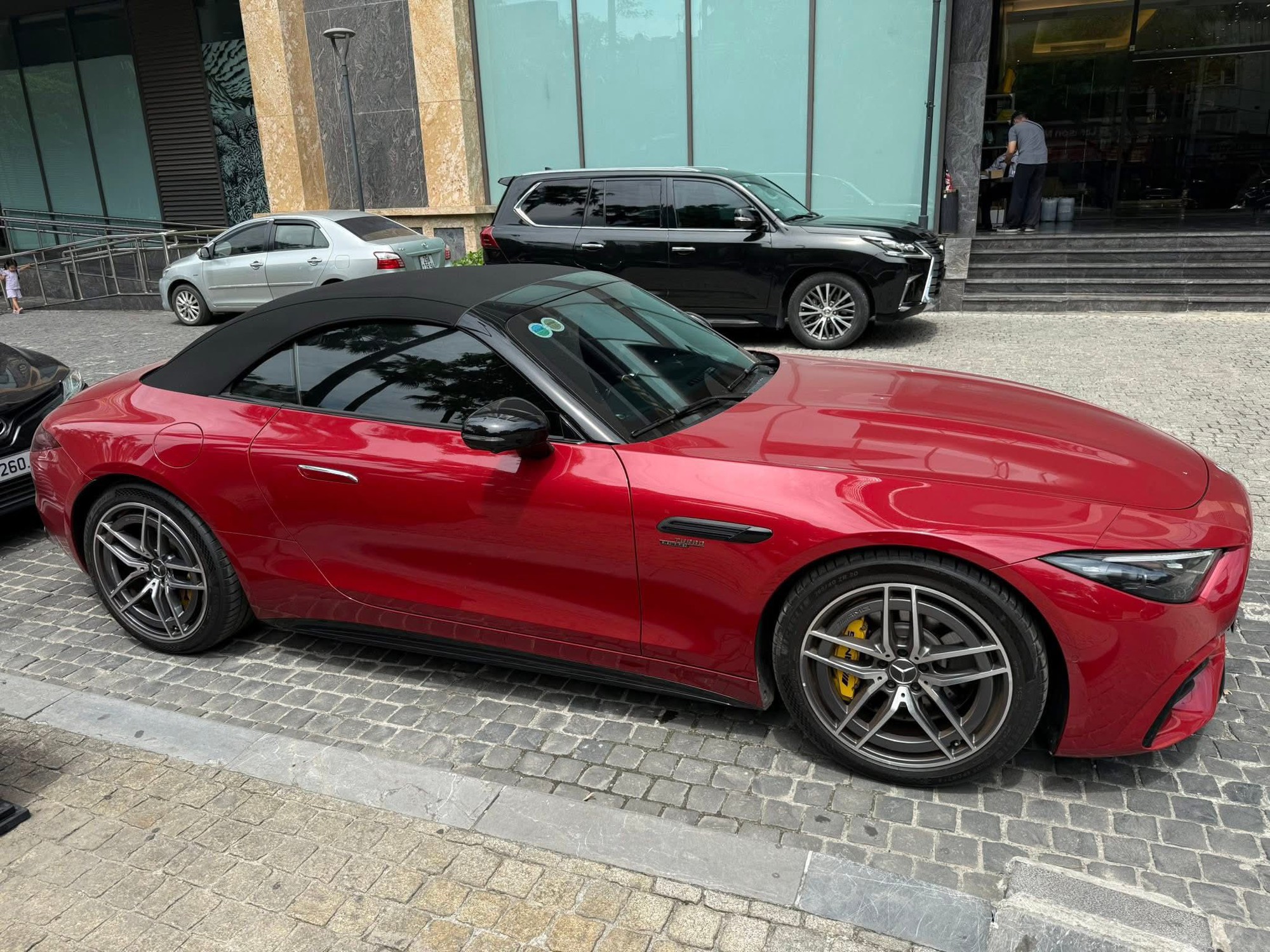 Rao Mercedes-AMG SL 43 ‘siêu lướt’ giá 5,9 tỷ đồng, người bán cho biết ra biển hết 7,2 tỷ, mới lăn bánh hơn 500km- Ảnh 2. Rao Mercedes-AMG SL 43 ‘siêu lướt’ giá 5,9 tỷ đồng, người bán cho biết ra biển hết 7,2 tỷ, mới lăn bánh hơn 500km- Ảnh 2.