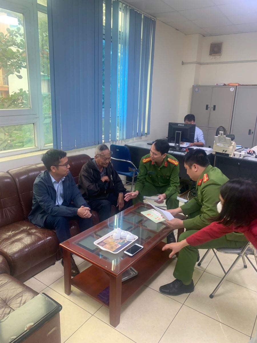 Nhiều người cao tuổi đến Agribank, BIDV, VietinBank,... để rút sổ tiết kiệm, chuyển khoản một lúc cả trăm triệu: Nhân viên từ chối giao dịch và mời công an sau khi thấy dấu hiệu bất thường - Ảnh 2.