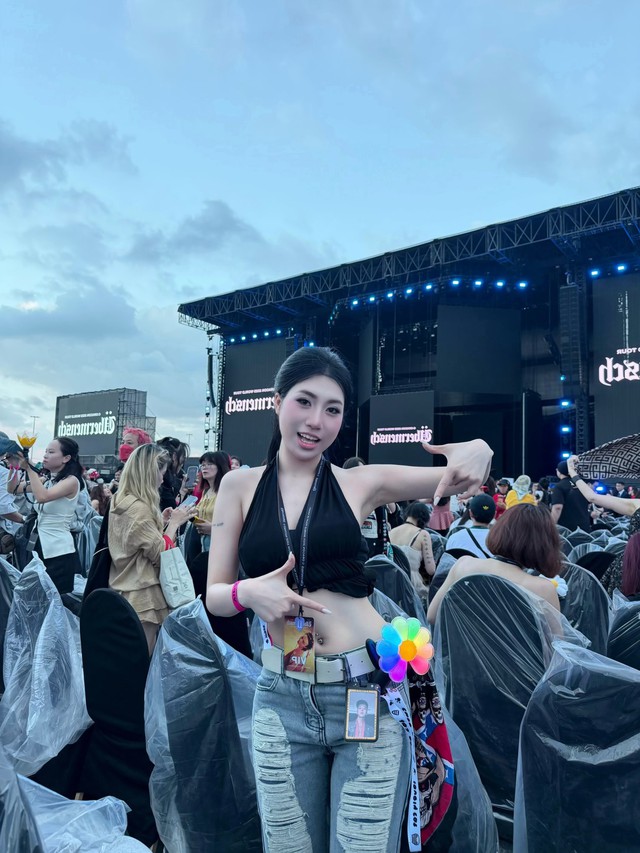 Em gái Văn Toàn khoe visual trắng phát sáng khi đi đu concert G-DRAGON- Ảnh 1. Em gái Văn Toàn khoe visual trắng phát sáng khi đi đu concert G-DRAGON- Ảnh 1.