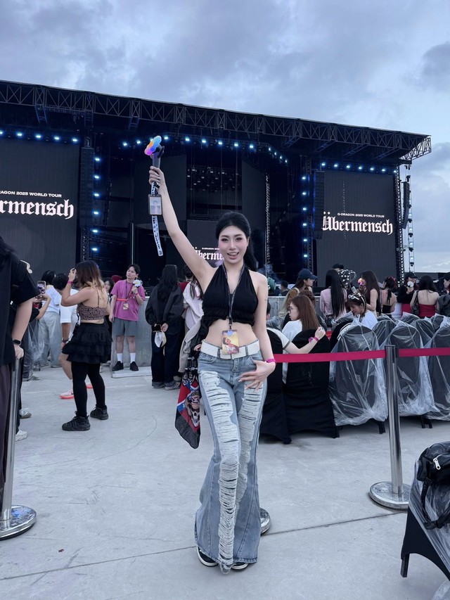 Em gái Văn Toàn khoe visual trắng phát sáng khi đi đu concert G-DRAGON- Ảnh 2. Em gái Văn Toàn khoe visual trắng phát sáng khi đi đu concert G-DRAGON- Ảnh 2.