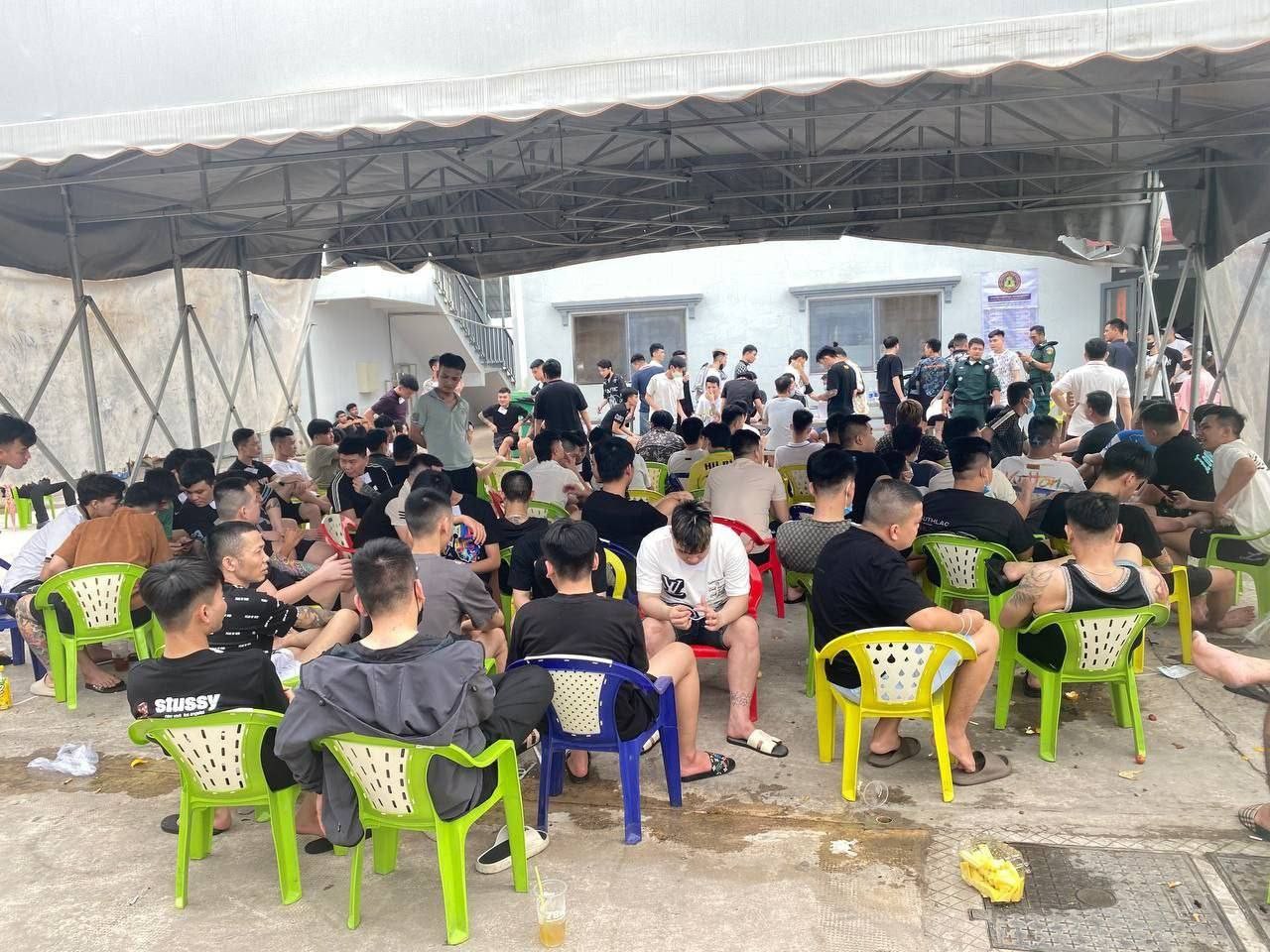 Ập v&agrave;o 2 t&ograve;a nh&agrave; cao tầng, ph&aacute;t hiện 658 nghi phạm trong đường d&acirc;y lừa đảo, thu giữ h&agrave;ng loạt đồng phục cảnh s&aacute;t, con dấu, điện thoại...- Ảnh 1.