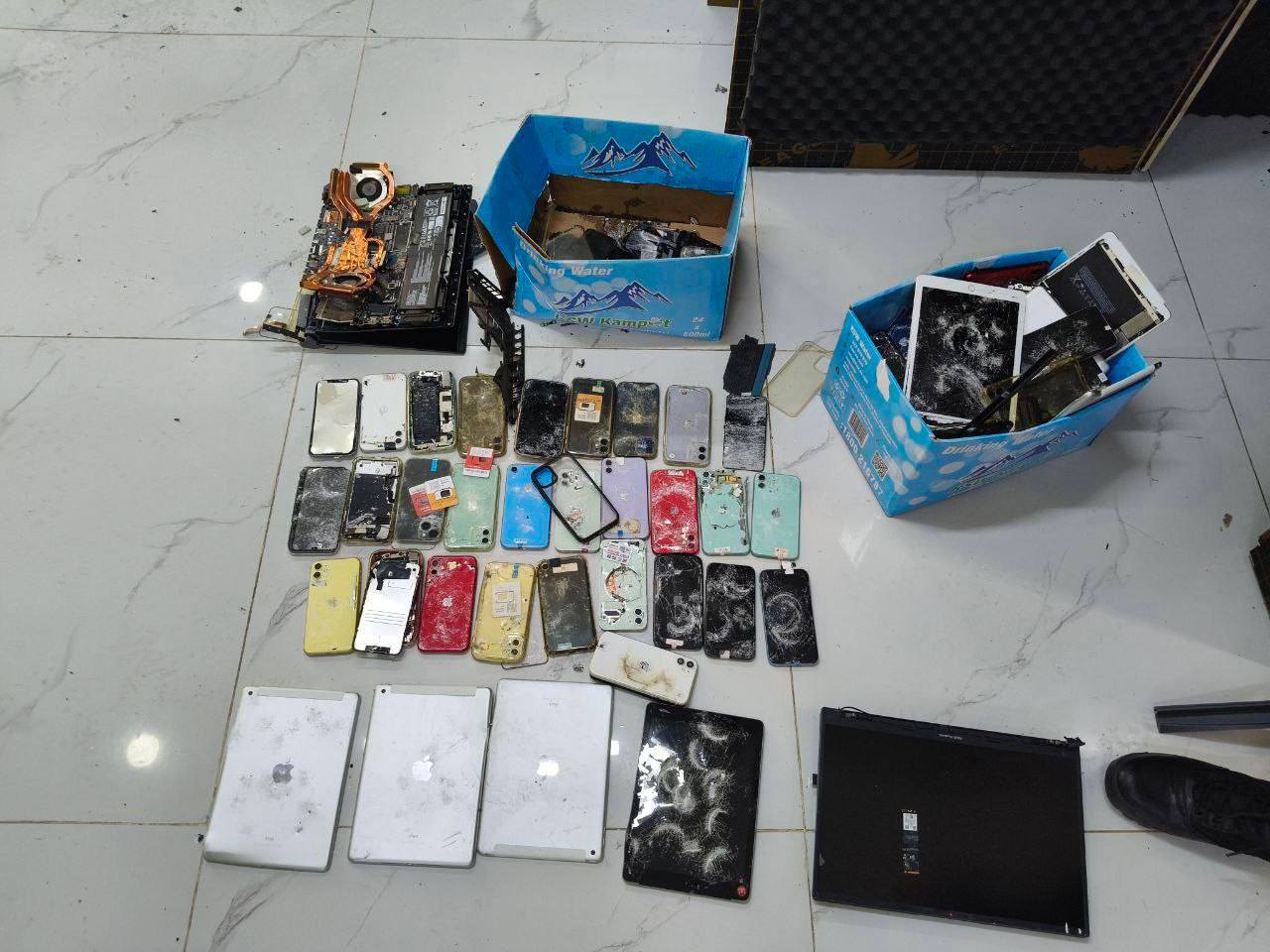 Ập v&agrave;o 2 t&ograve;a nh&agrave; cao tầng, ph&aacute;t hiện 658 nghi phạm trong đường d&acirc;y lừa đảo, thu giữ h&agrave;ng loạt đồng phục cảnh s&aacute;t, con dấu, điện thoại...- Ảnh 7.