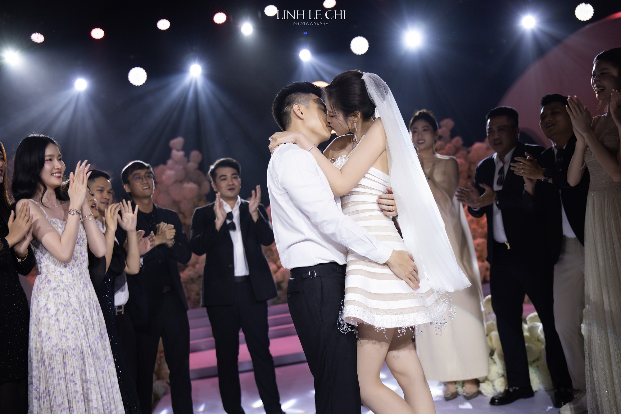 Màn nhảy đám cưới hot nhất lúc này của Tổng giám đốc Tập đoàn Sơn Hải- Ảnh 10.