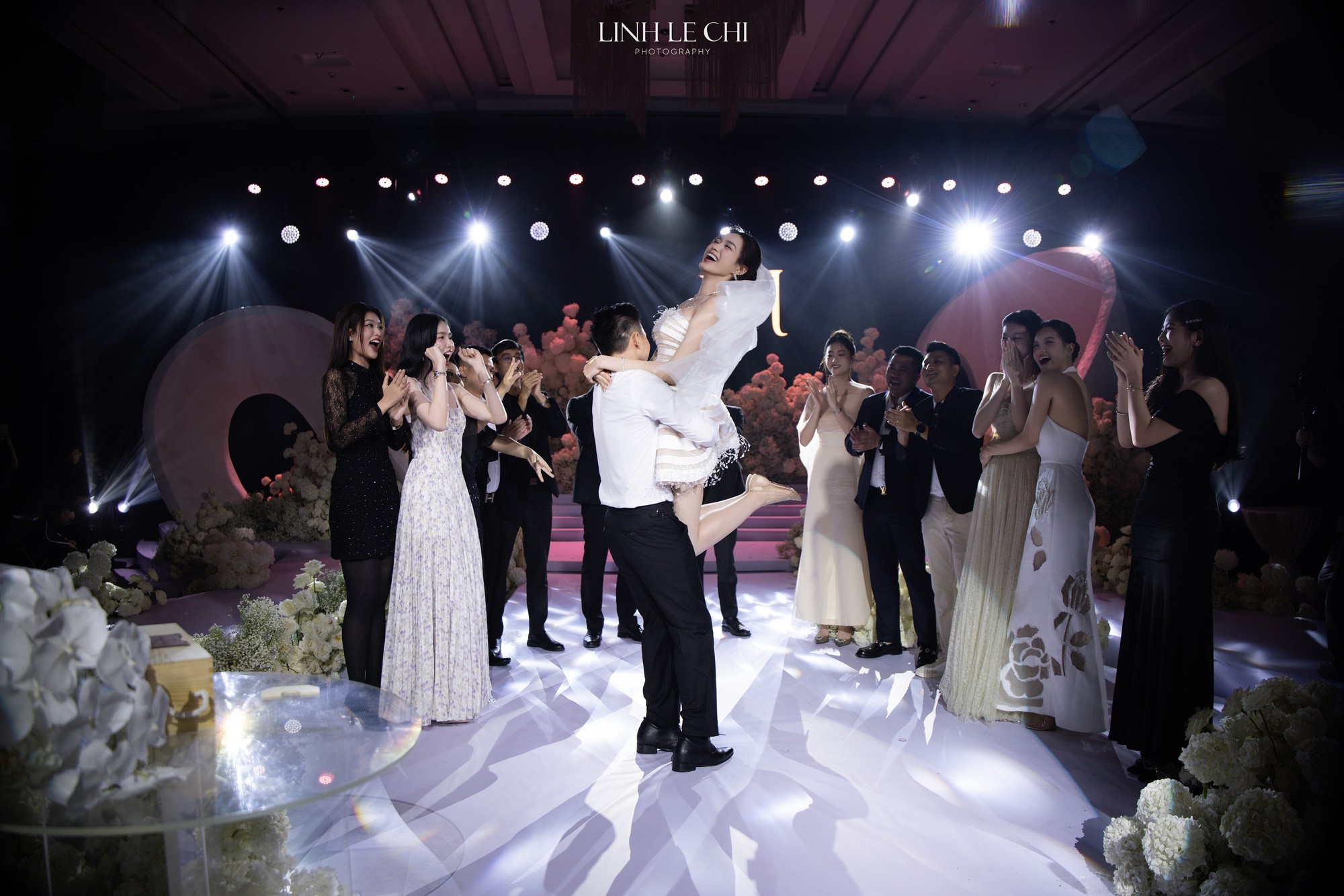 Màn nhảy đám cưới hot nhất lúc này của Tổng giám đốc Tập đoàn Sơn Hải- Ảnh 9.