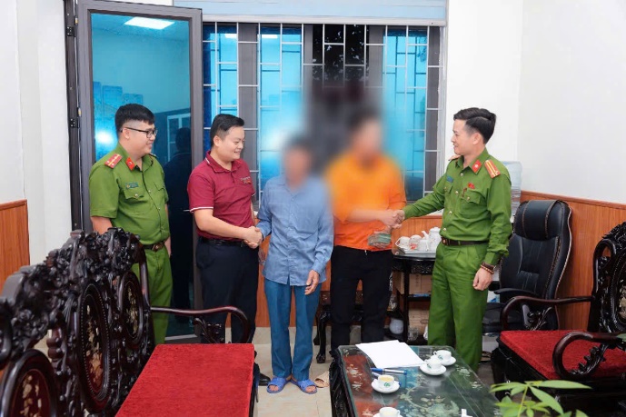 Nhiều người cao tuổi đến Agribank, BIDV, VietinBank,... để rút sổ tiết kiệm, chuyển khoản một lúc cả trăm triệu: Nhân viên từ chối giao dịch và mời công an sau khi thấy dấu hiệu bất thường - Ảnh 1.