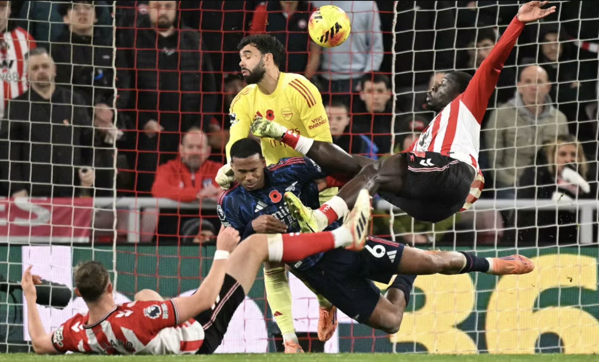 Sunderland quả cảm, Arsenal đánh rơi chiến thắng phút bù giờ- Ảnh 4. Sunderland quả cảm, Arsenal đánh rơi chiến thắng phút bù giờ- Ảnh 4.