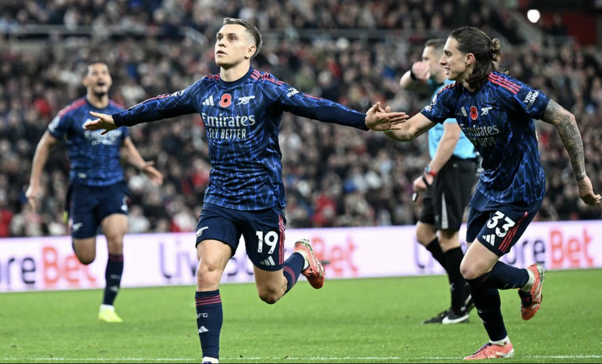 Sunderland quả cảm, Arsenal đánh rơi chiến thắng phút bù giờ- Ảnh 3. Sunderland quả cảm, Arsenal đánh rơi chiến thắng phút bù giờ- Ảnh 3.