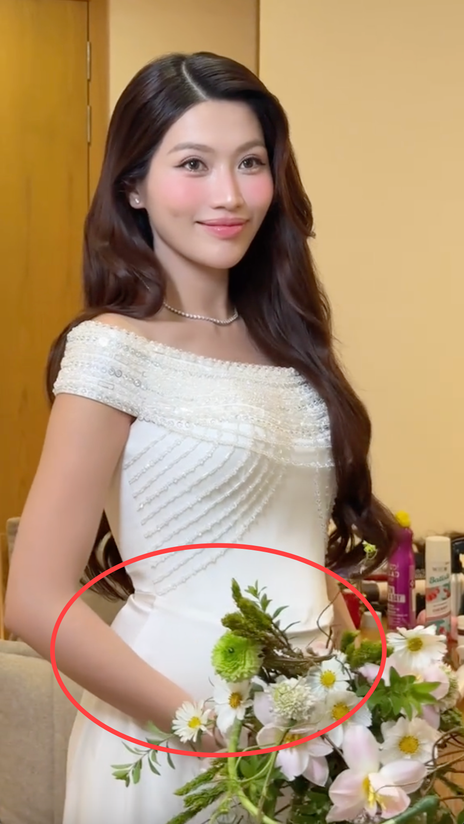 Á hậu Quỳnh Châu lộ vóc dáng khác lạ trong lễ cưới với chồng thiếu gia tại Đà Lạt- Ảnh 2. Á hậu Quỳnh Châu lộ vóc dáng khác lạ trong lễ cưới với chồng thiếu gia tại Đà Lạt- Ảnh 2.