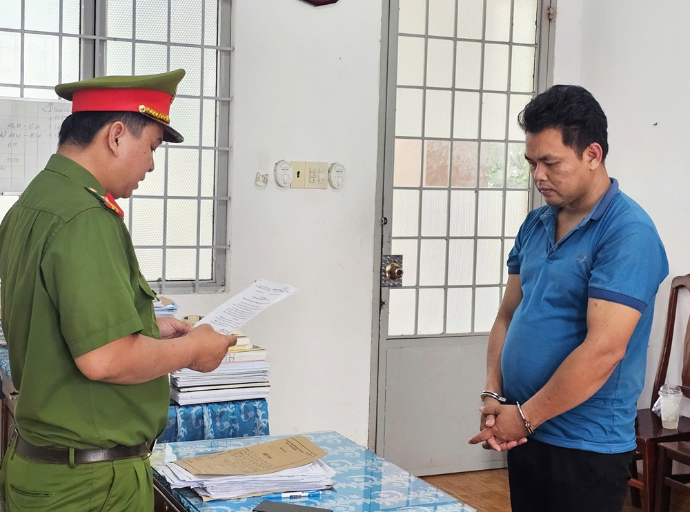 Huỳnh Văn Nhí bị bắt tạm giam vì dụ bé gái vào nhà nghỉ để xâm hại- Ảnh 1. Huỳnh Văn Nhí bị bắt tạm giam vì dụ bé gái vào nhà nghỉ để xâm hại- Ảnh 1.