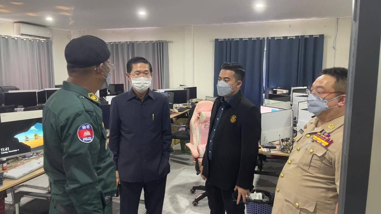 Ập v&agrave;o 2 t&ograve;a nh&agrave; cao tầng, ph&aacute;t hiện 658 nghi phạm trong đường d&acirc;y lừa đảo, thu giữ h&agrave;ng loạt đồng phục cảnh s&aacute;t, con dấu, điện thoại...- Ảnh 4.