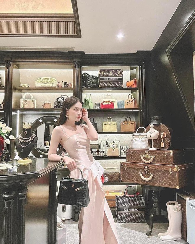 Bay màu danh xưng “nữ đại gia quận 7” của Đoàn Di Băng- Ảnh 17. Bay màu danh xưng “nữ đại gia quận 7” của Đoàn Di Băng- Ảnh 17.