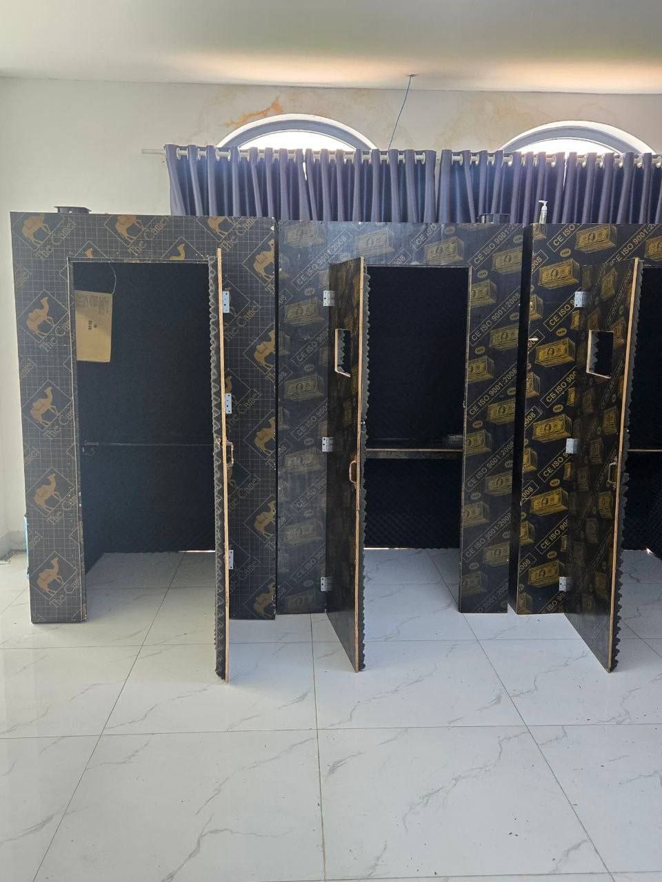 Ập v&agrave;o 2 t&ograve;a nh&agrave; cao tầng, ph&aacute;t hiện 658 nghi phạm trong đường d&acirc;y lừa đảo, thu giữ h&agrave;ng loạt đồng phục cảnh s&aacute;t, con dấu, điện thoại...- Ảnh 5.