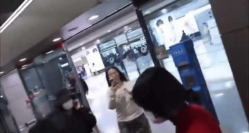 Lộ clip "tiểu Jennie" phát hoảng khi bị fan truy đuổi vây kín tại sân bay, hỏi 1 câu nghe mà xót- Ảnh 4. Lộ clip "tiểu Jennie" phát hoảng khi bị fan truy đuổi vây kín tại sân bay, hỏi 1 câu nghe mà xót- Ảnh 4.