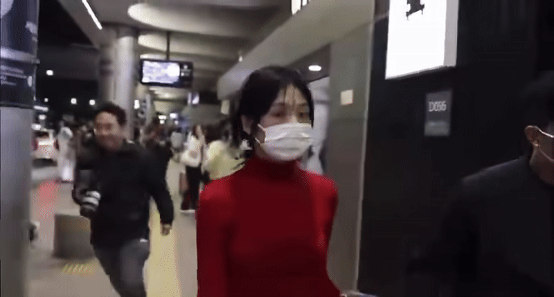 Lộ clip "tiểu Jennie" phát hoảng khi bị fan truy đuổi vây kín tại sân bay, hỏi 1 câu nghe mà xót- Ảnh 3. Lộ clip "tiểu Jennie" phát hoảng khi bị fan truy đuổi vây kín tại sân bay, hỏi 1 câu nghe mà xót- Ảnh 3.