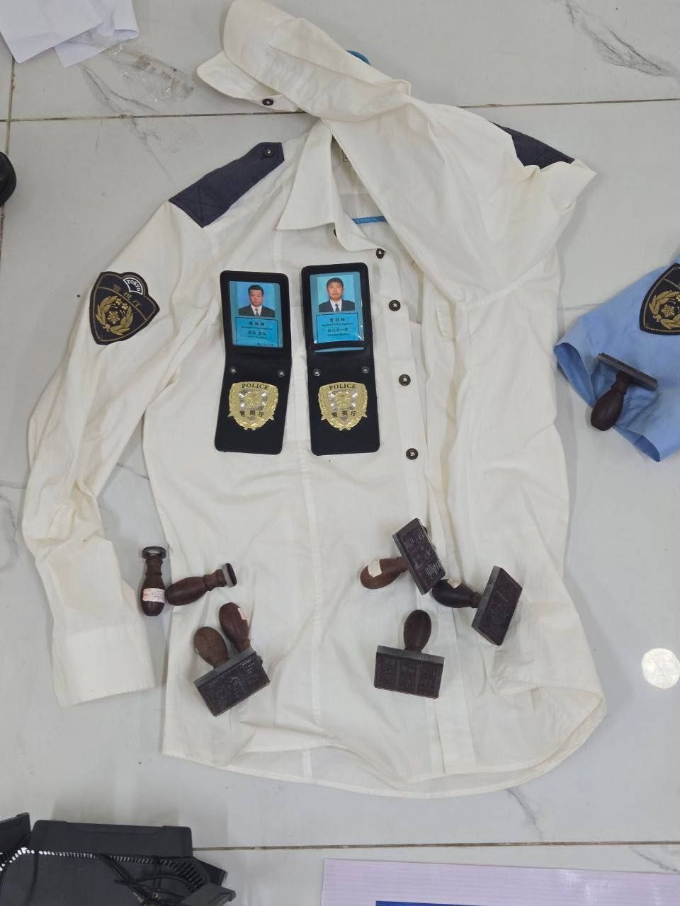 Ập v&agrave;o 2 t&ograve;a nh&agrave; cao tầng, ph&aacute;t hiện 658 nghi phạm trong đường d&acirc;y lừa đảo, thu giữ h&agrave;ng loạt đồng phục cảnh s&aacute;t, con dấu, điện thoại...- Ảnh 2.