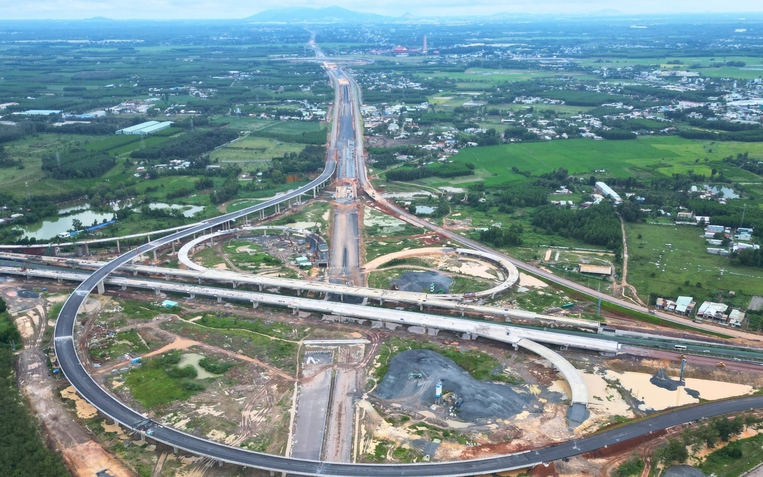 Ở tuổi 57, ông Phạm Nhật Vượng là người trẻ nhất trong 14 người Đông Nam Á 'hiếm hoi' có tài sản trên 10 tỷ USD- Ảnh 2. Tăng vốn cực mạnh, dự án cao tốc hơn 7.600 tỷ sẽ được đầu tư những gì?